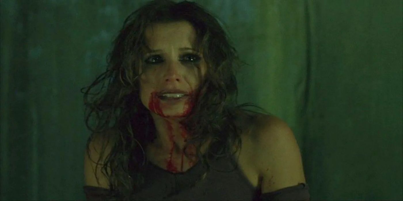 Amanda Young em Saw parece assustada enquanto o sangue escorre pelo seu rosto.