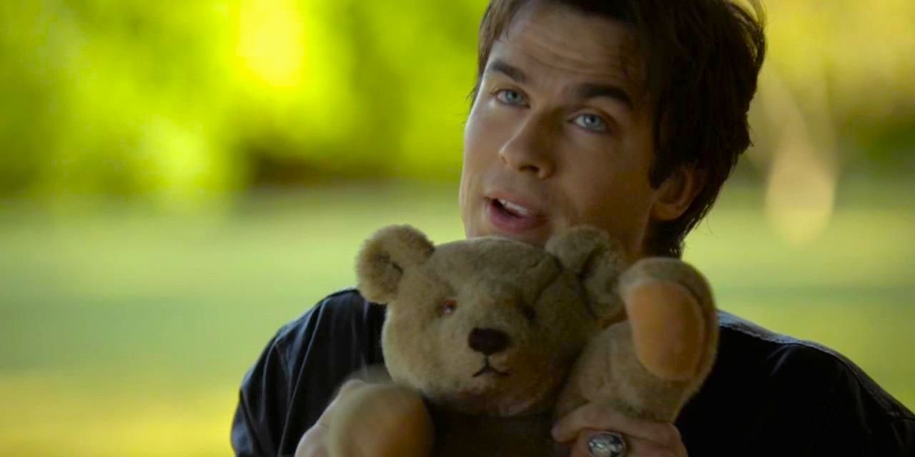 Damon segura um ursinho de pelúcia em The Vampire Diaries