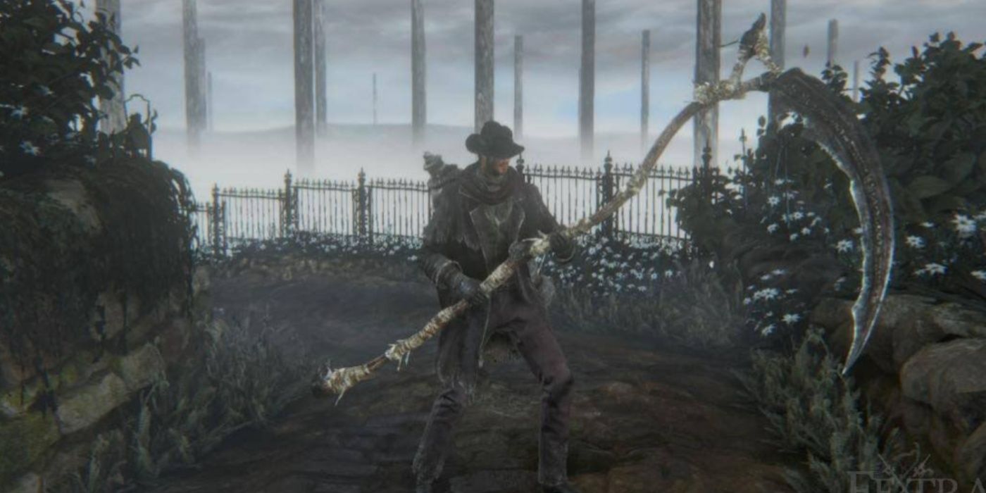 O Caçador empunhando a Burial Blade em sua forma de foice de duas mãos em Bloodborne.