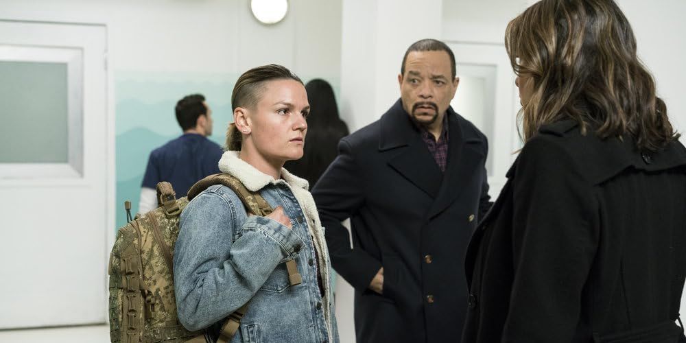 Sarah Booth, capitã Beth Williams, está em um hospital com Ice-T como Fin Tutuola e Mariska Hargitay como Olivia Benson em Law & Order: SVU.