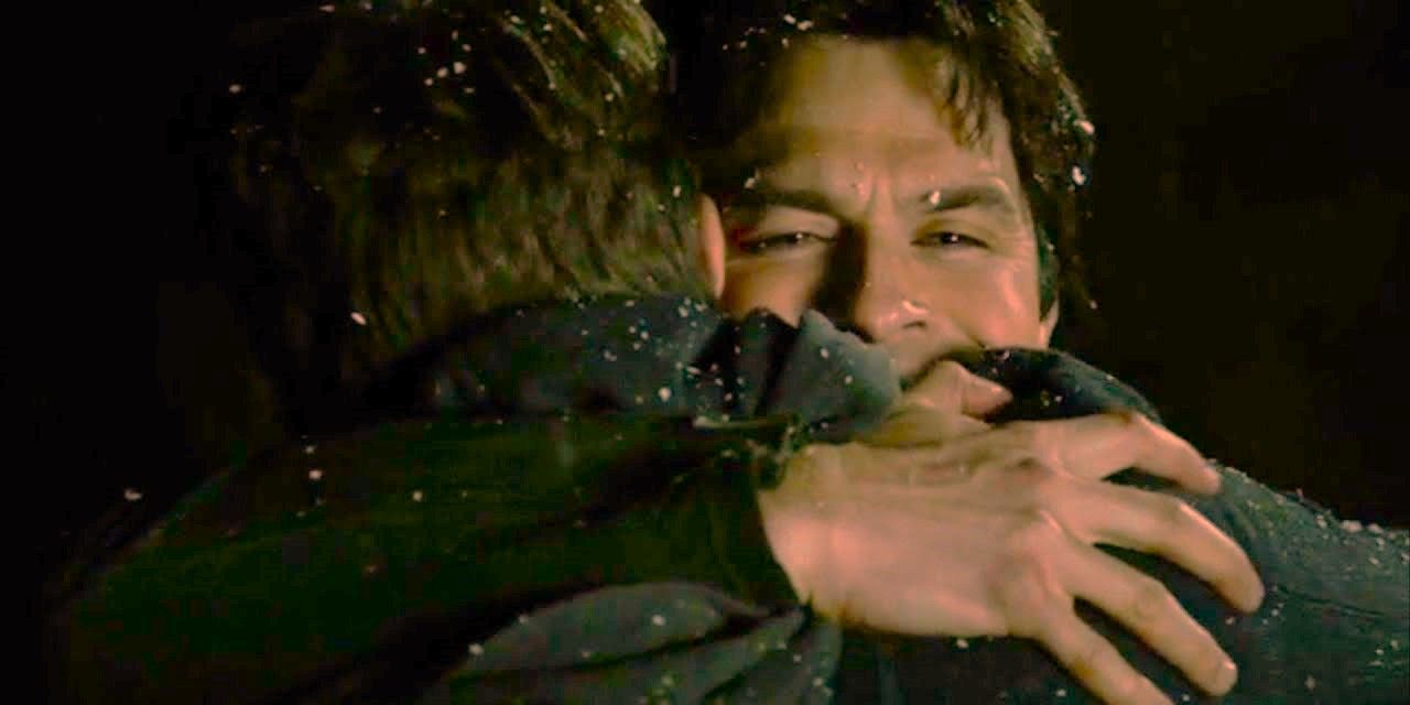 Damon abraça Stefan na neve depois de salvá-lo em The Vampire Diaries