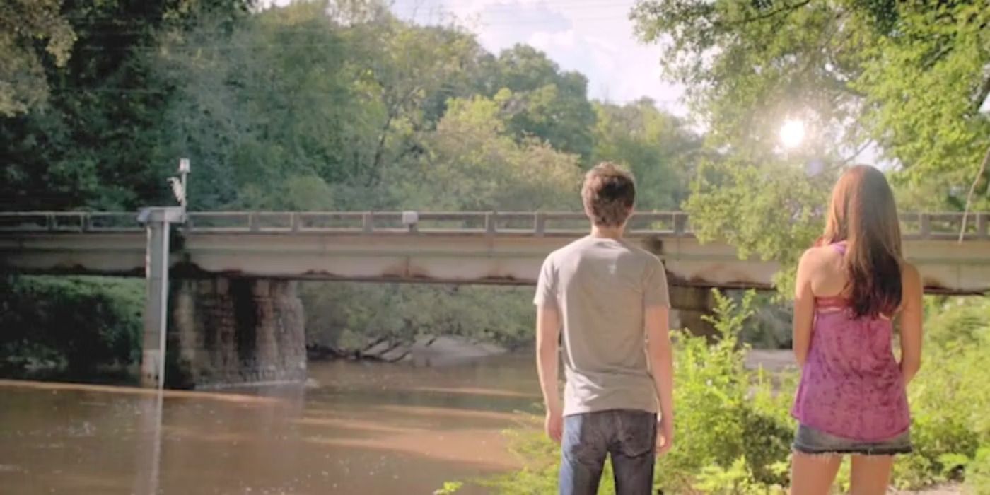 Elena e Stefan estão na frente da Ponte Wickery em The Vampire Diaries