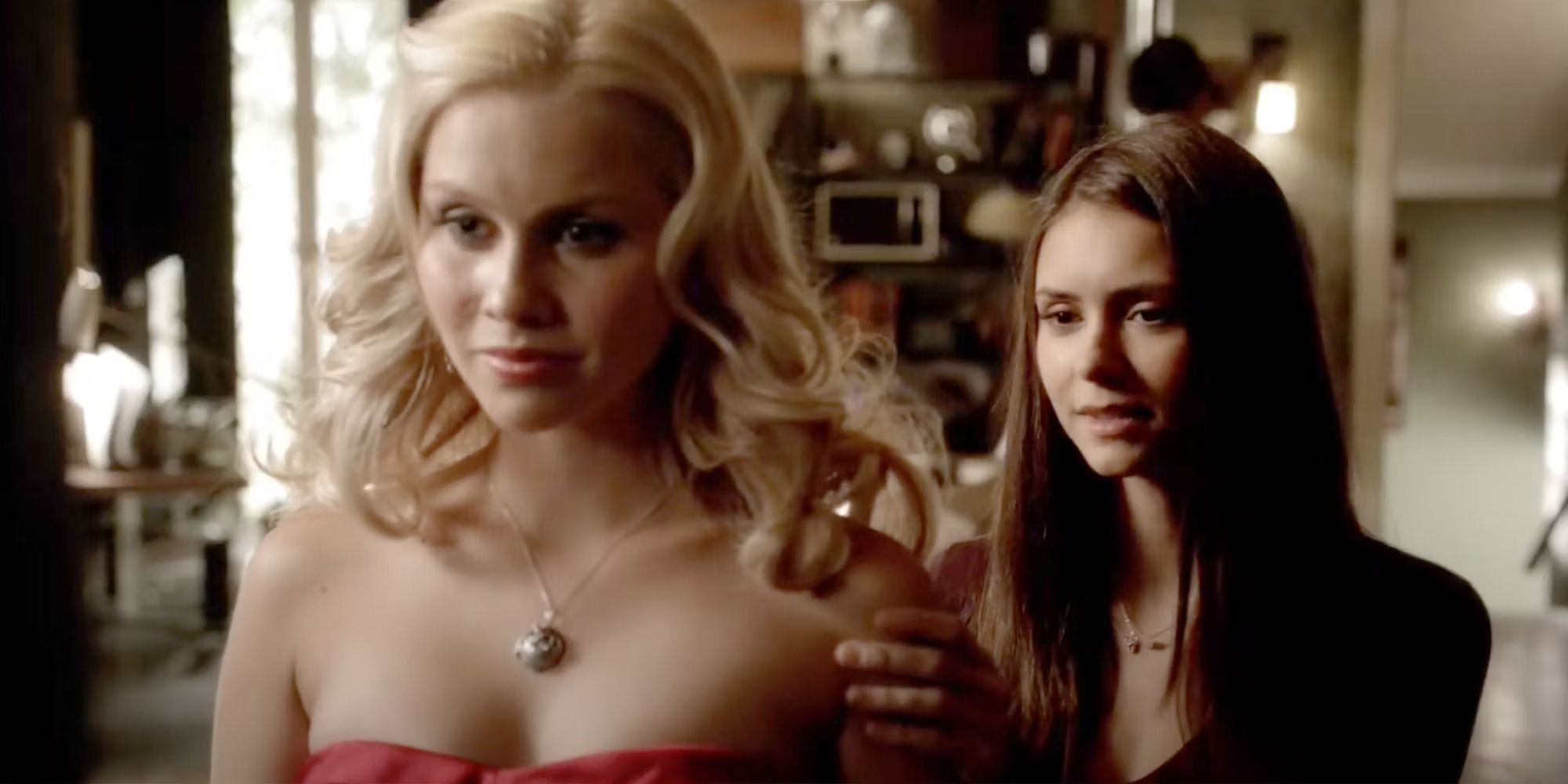 Elena fica atrás de Rebekah para apunhalá-la em The Vampire Diaries