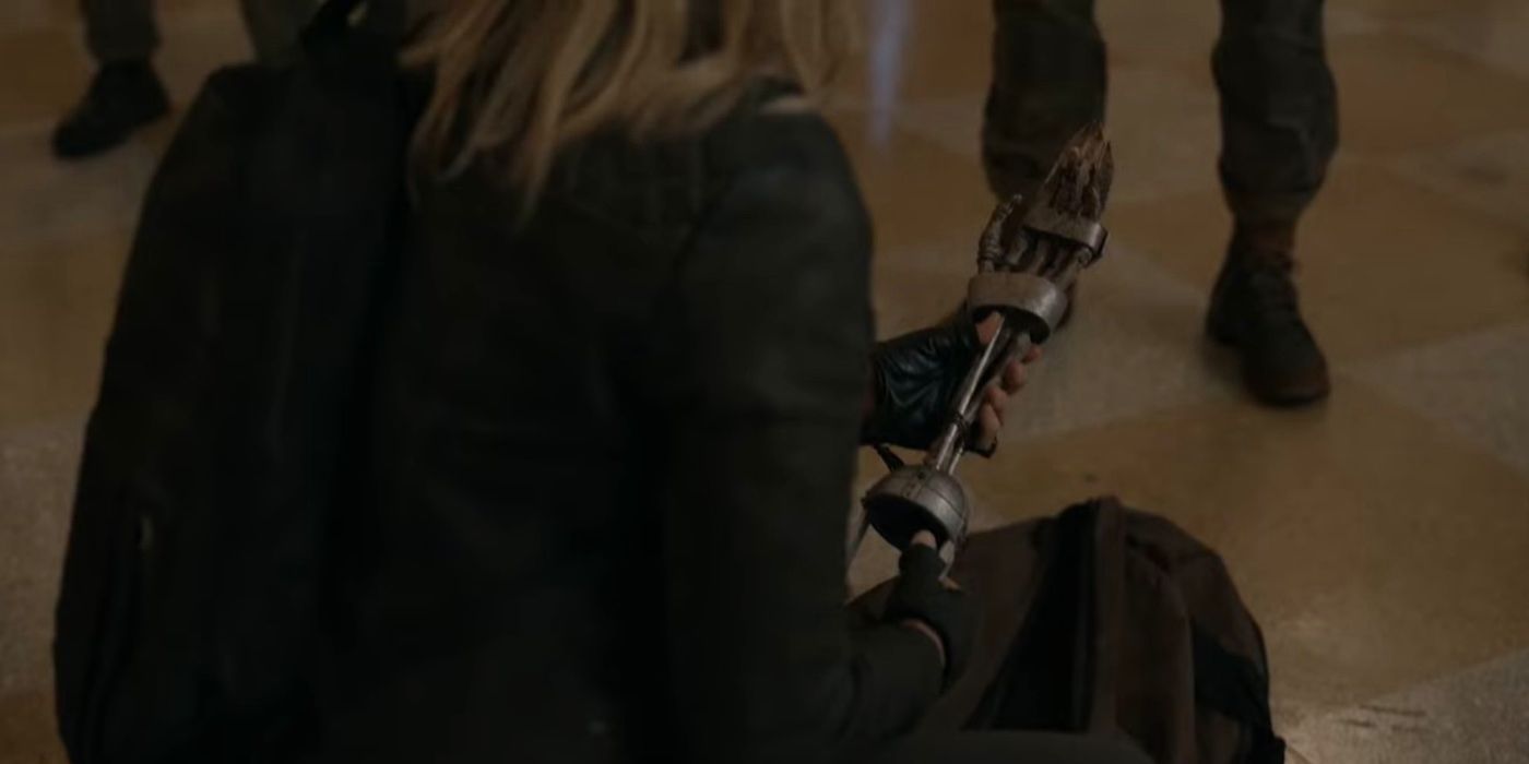 Madison Clark segurando a mão protética de Alicia em Fear the Walking Dead