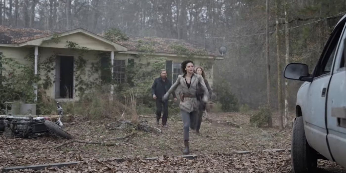 Dwight, Sherry e June correndo até um caminhão na frente de uma casa em Fear the Walking Dead