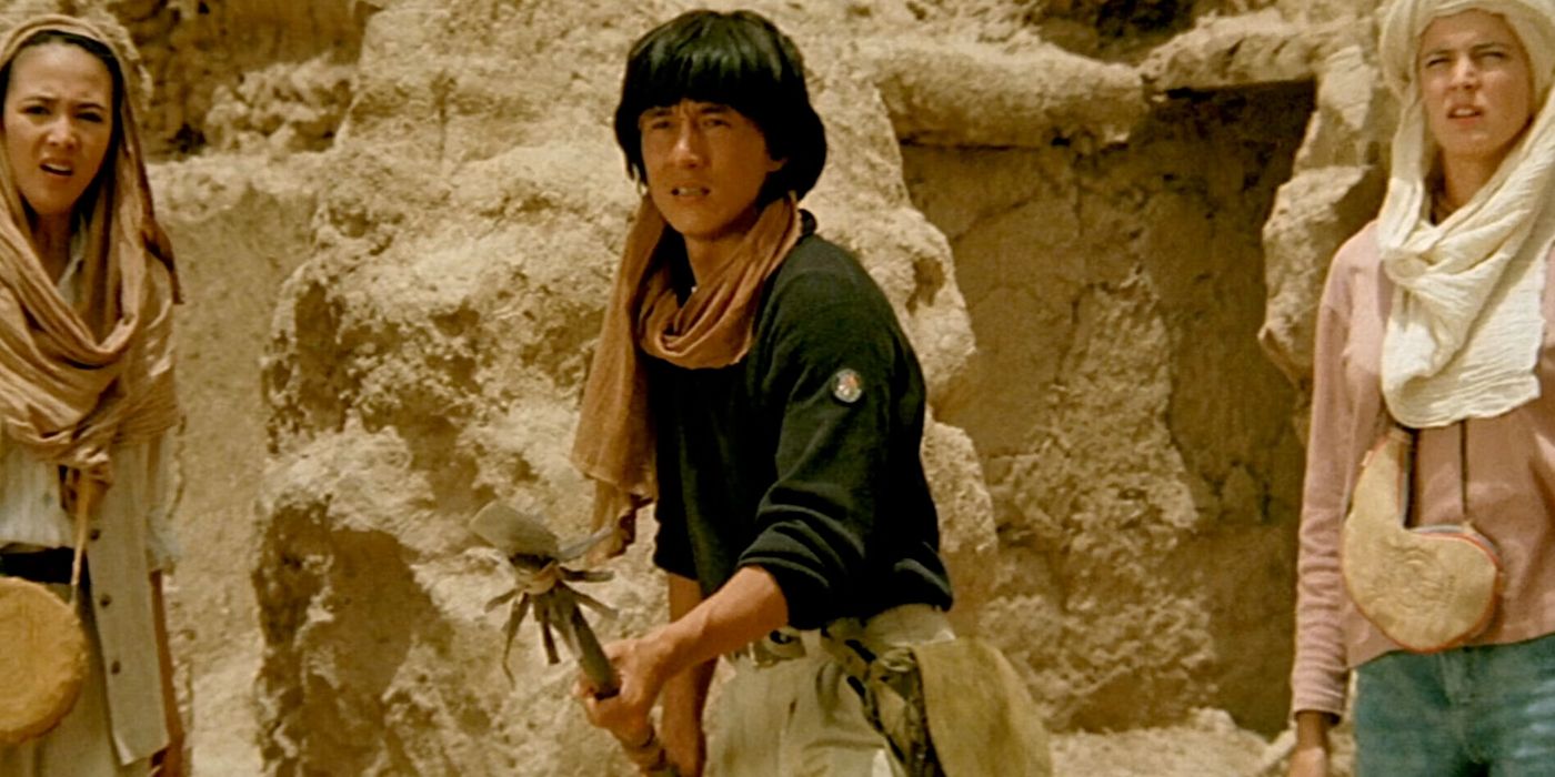 Jackie Chan segurando lança na Operação Condor