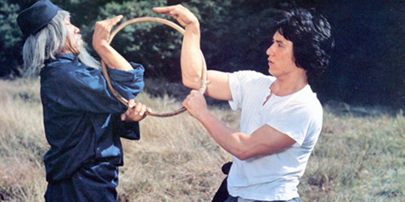 Jackie Chan treinando em Snake in the Eagle's Shadow