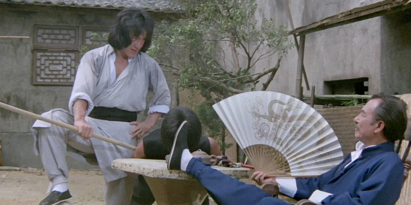 Jackie Chan conversando com o professor em The Young Master