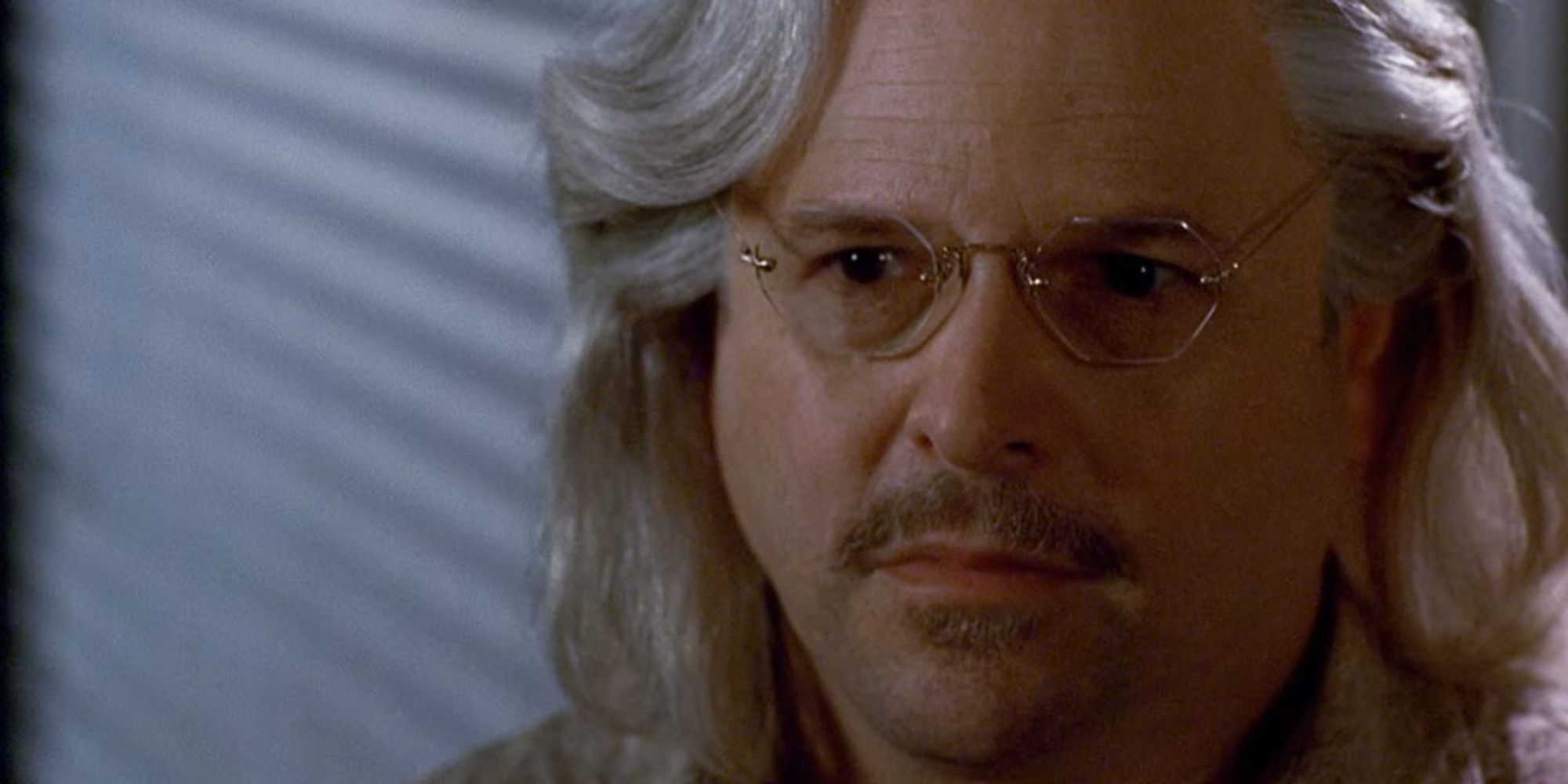 Una imagen cerca de muestra a Jason Alexander como Henry Grace de Criminal Minds.