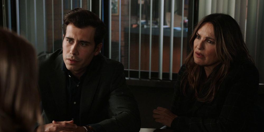 Octavio Pisano como Joe Velasco senta-se com Mariska Hargitay como Olivia Benson na delegacia de Law & Order: SVU.