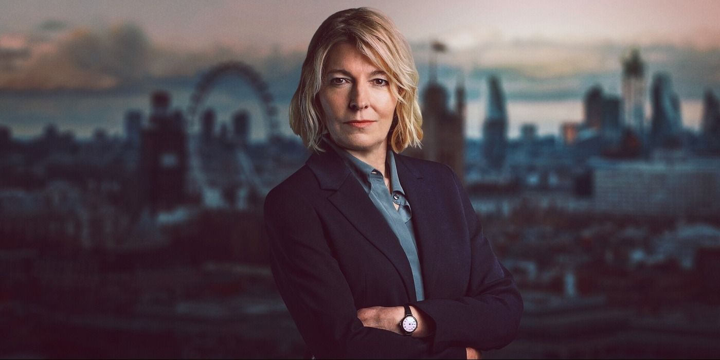 Kate Stewart, de Doctor Who, cruza os braços e sorri com um cenário de Londres atrás dela