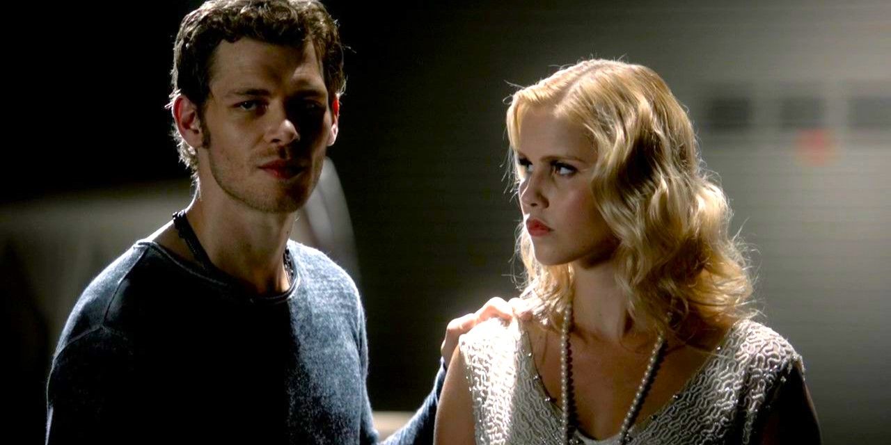 Klaus está ao lado de Rebekah em um vestido dos anos 20 depois de desativá-la em The Vampire Diaries