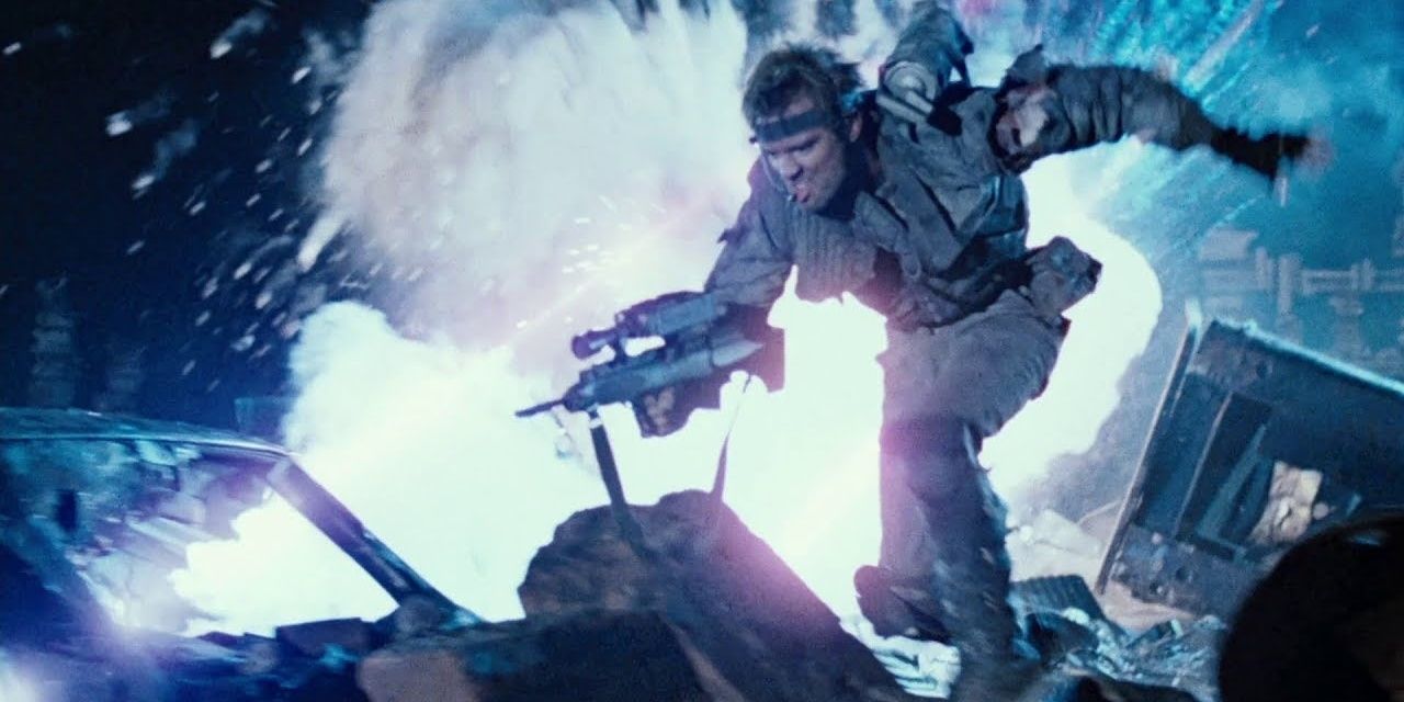 Kyle Reese luta na guerra futura em O Exterminador do Futuro.