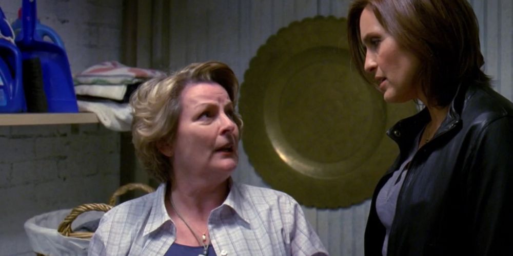 Brenda Blethyn como Linnie Malcolm conversa com Mariska Hargitay como Olivia Benson em Law & Order: SVU.