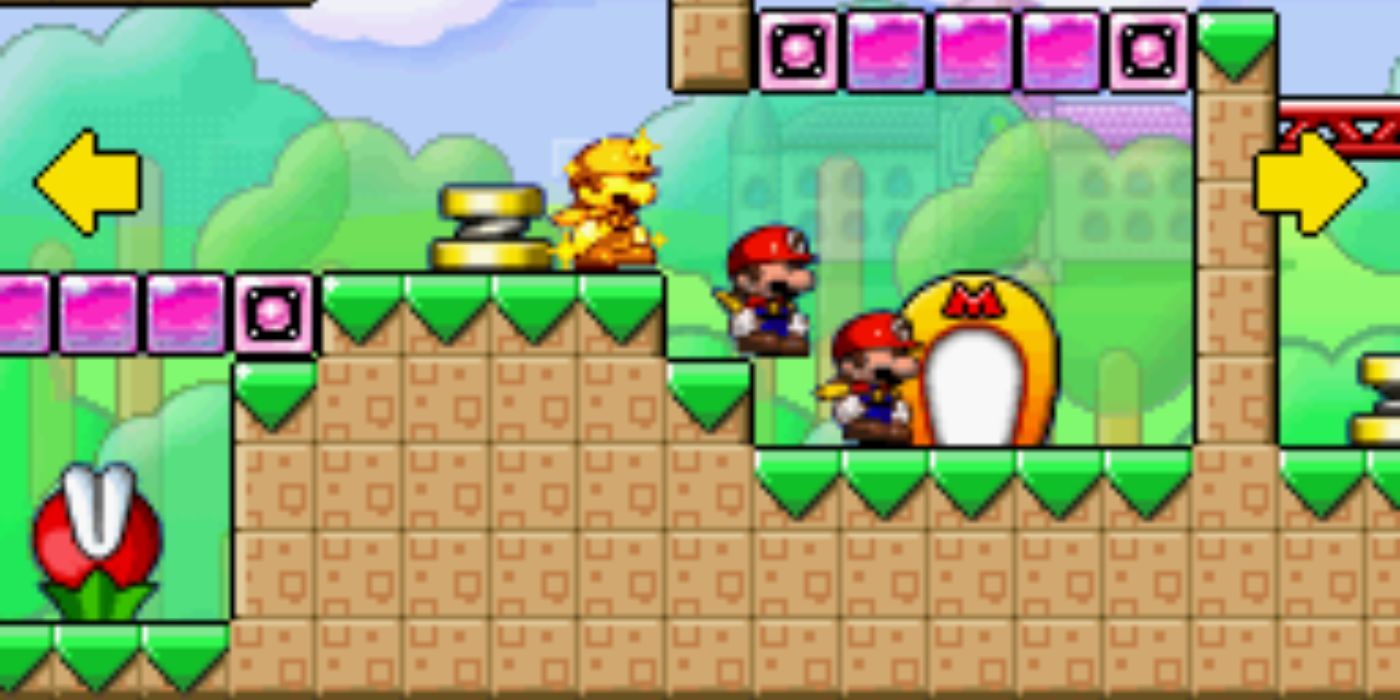 Os brinquedos Mini Mario vão até a porta do gol em Mario vs. Donkey Kong 2: March of the Minis.