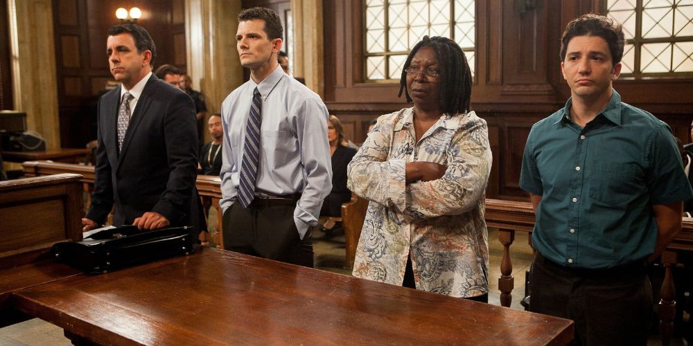 Joseph Lyle Taylor como Mickey D'Angelo, Josh Marcantel como Matt Sheridan, Whoopi Goldberg como Janette Grayson e John Magaro como Keith Musio estão em um tribunal em Law & Order: SVU.