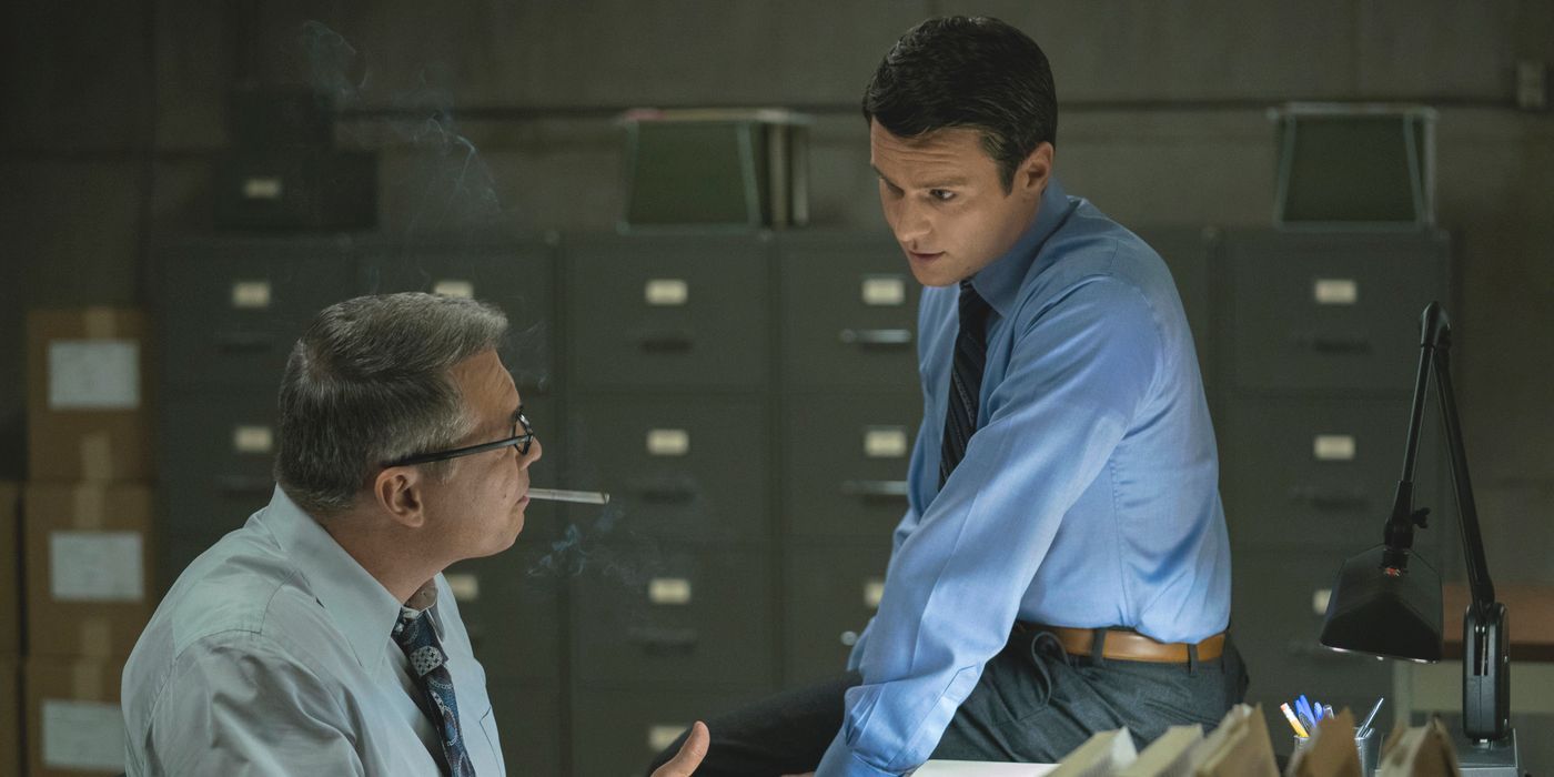 Bill Tench (Holt McCallany) looks up at Holden Ford (Jonathan Groff) in Mindhunter