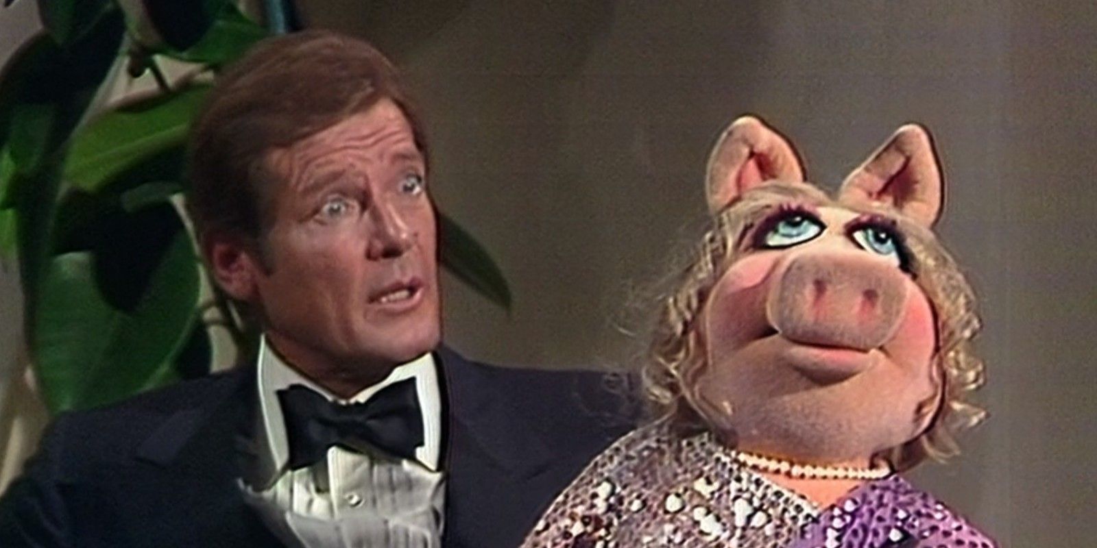 Roger Moore e Miss Piggy no The Muppet Show