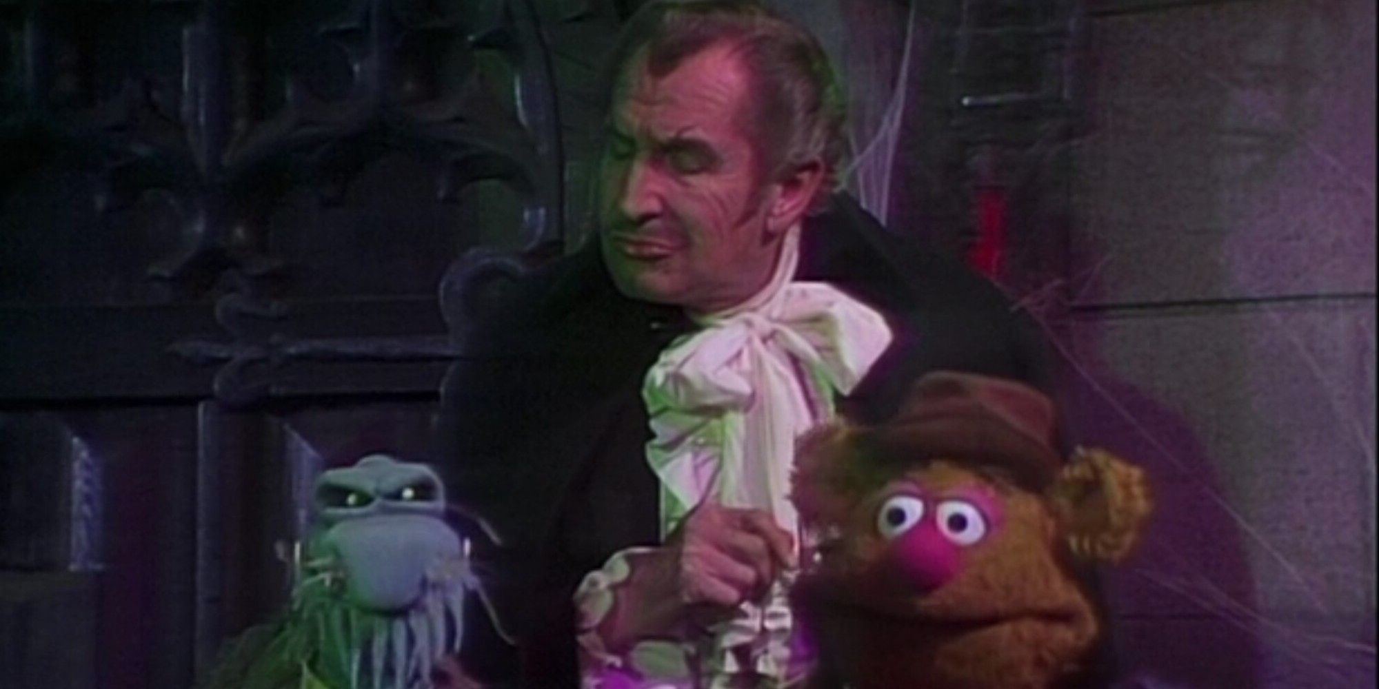 Vincent Price com Tio Deadly e Fozzie Bear em um castelo no The Muppet Show