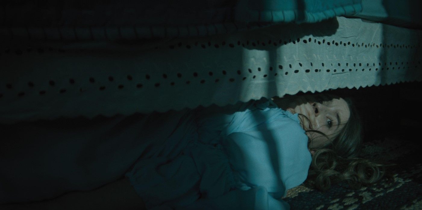 Kaitlyn Dever se cache sous le lit dans No One Will Save You