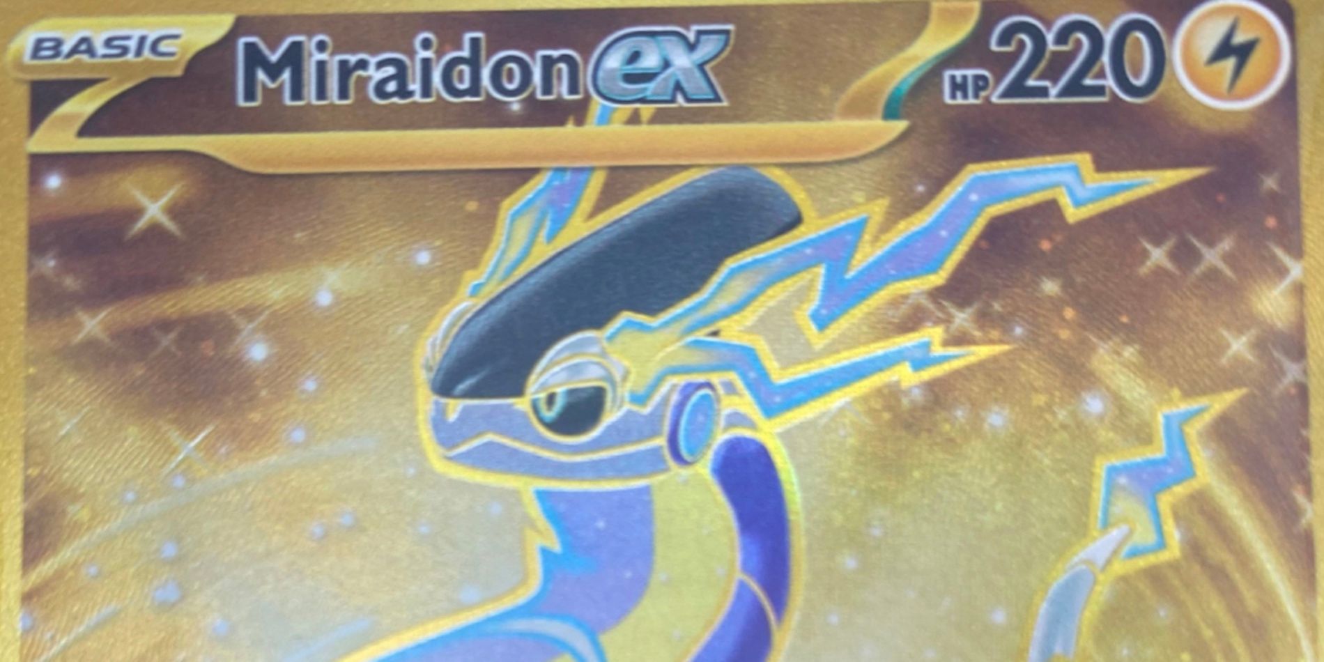 Um ex card Miraidon dourado hiper raro da expansão Pokémon TCG: Paradox Rift