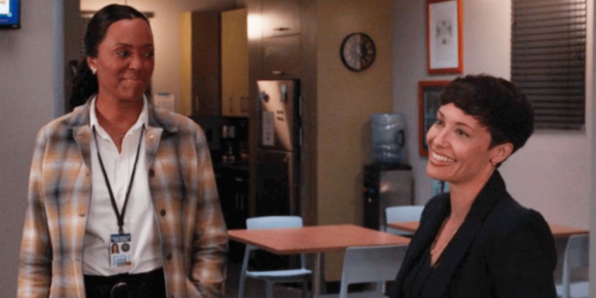 Tara Lewis sorri para a sorridente Rebecca Wilson ao se apresentar em Criminal Minds Evolution
