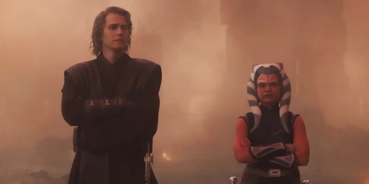 Os jovens Ahsoka e Anakin estão juntos com os braços cruzados