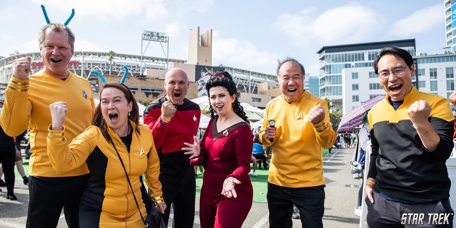 Um grupo de fãs de Star Trek vestidos com cosplay de várias iterações da franquia em uma convenção através da página oficial da franquia no Facebook