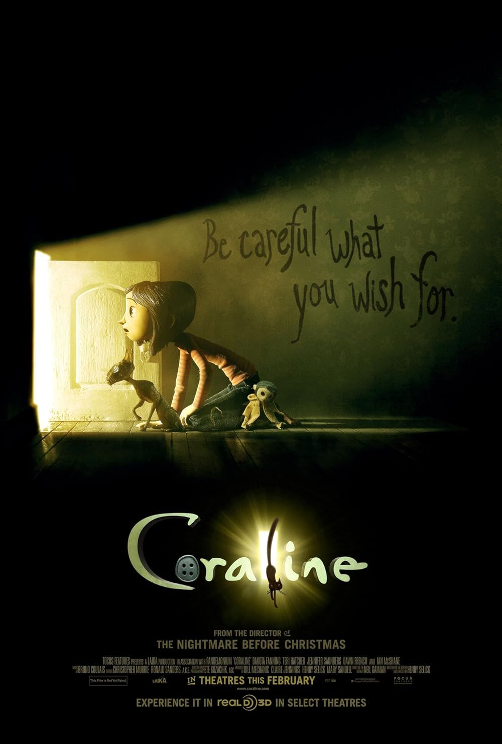 Coraline se aproxima de uma pequena porta aberta no pôster oficial do filme