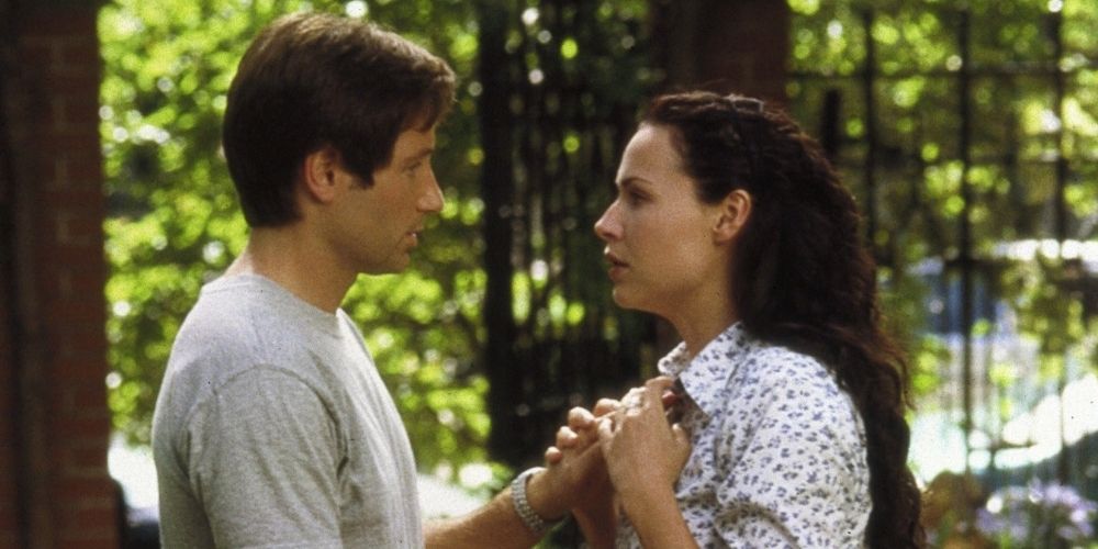 David Duchovny as Bob Rueland stands outside with Minnie Driver as Grace Briggs in Return to Me