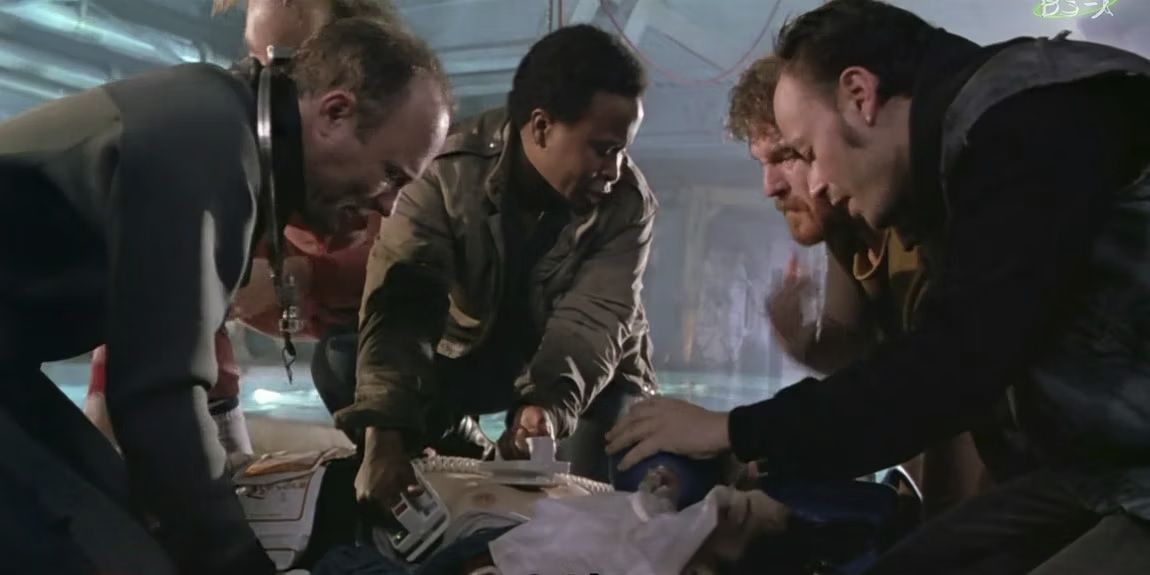 Ed Harris as Virgil Bud Brigman and the crew of Deep Core perform CPR in The Abyss.