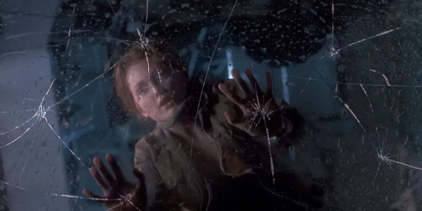 julianne moore como Dra. Sarah Harding de The Lost World: Jurassic Park deitada em um vidro quebrado.