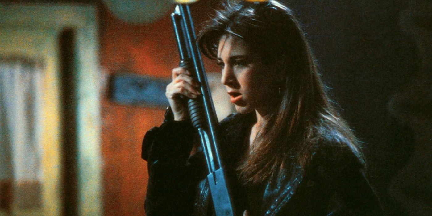 Jennifer Aniston dans le rôle de Tory tenant un fusil de chasse dans Leprechaun