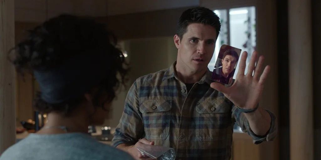 Robbie Amell (Nathan) parecendo surpreso na 3ª temporada de Upload (crédito - Prime Video)