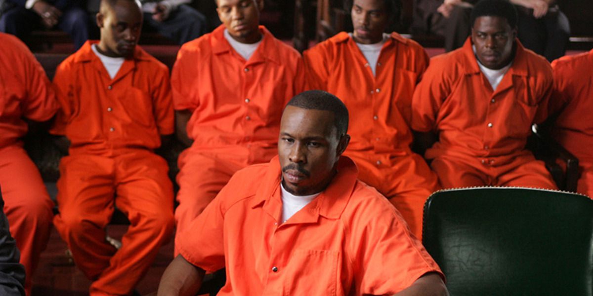 Wood Harris as Avon Barksdale on trial while flanked by other convicts in The Wire