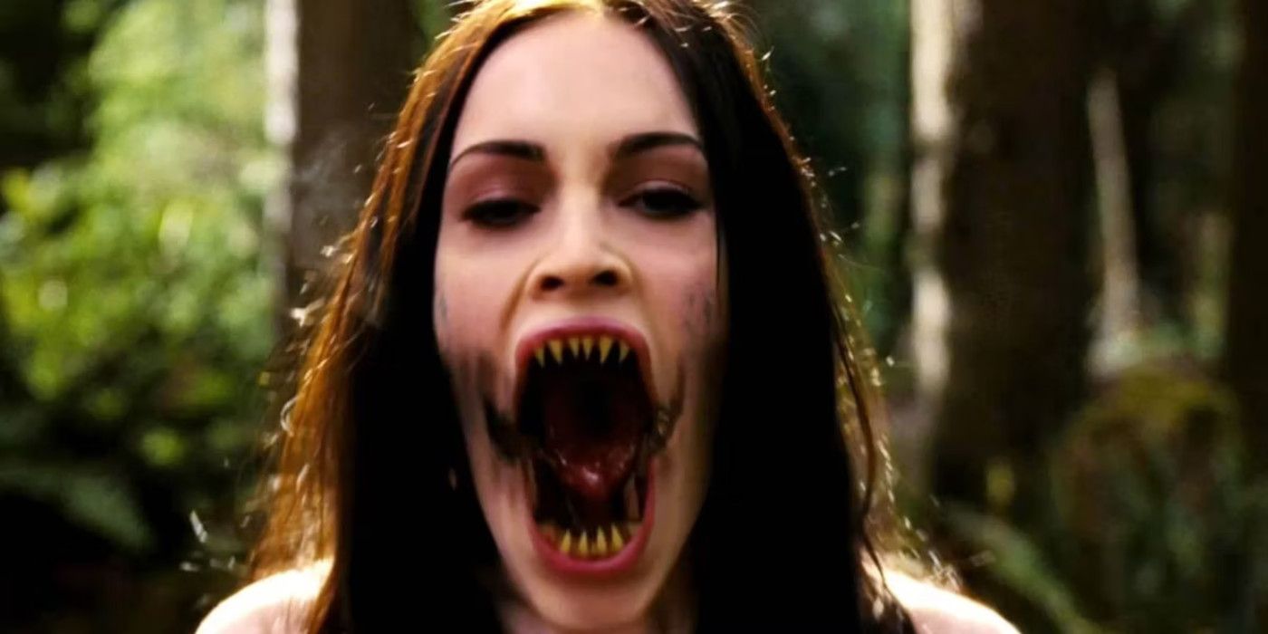 Jennifer (Megan Fox) se preparando para comer um adolescente em sua forma demoníaca em Jennifer's Body