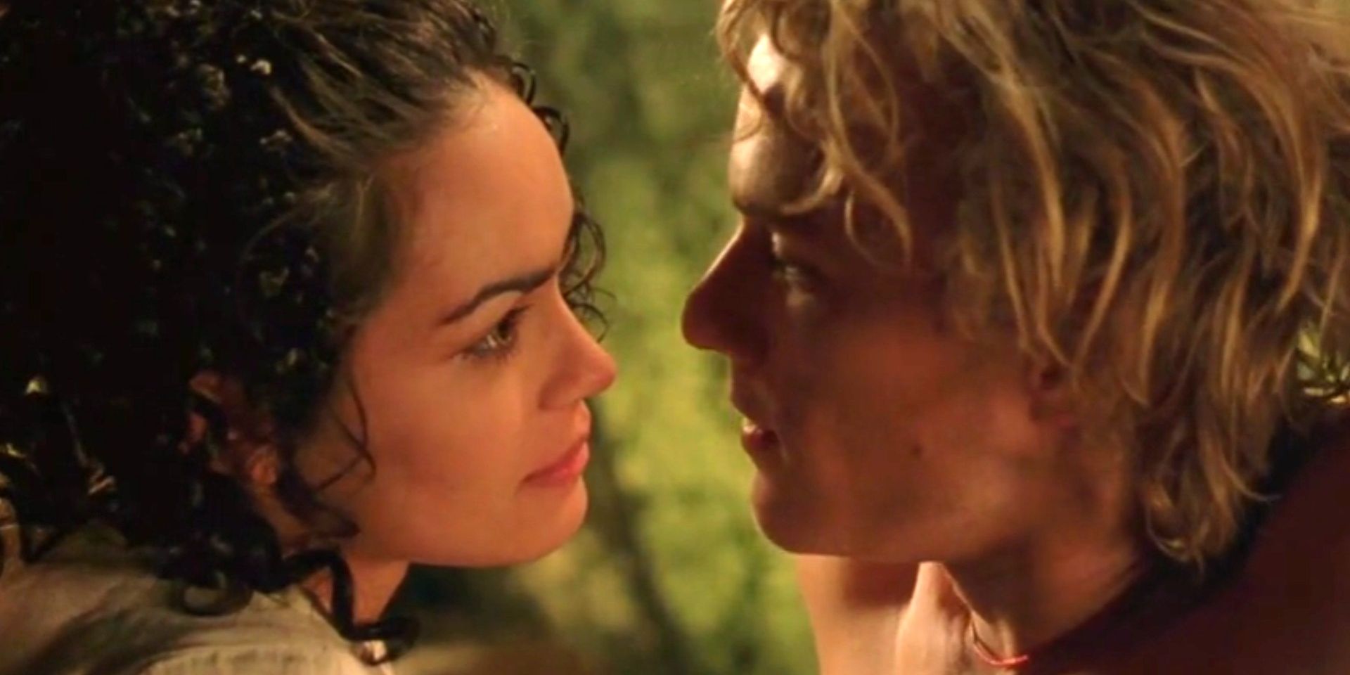 Jocelyn and William look at each other in A Knight's Tale 