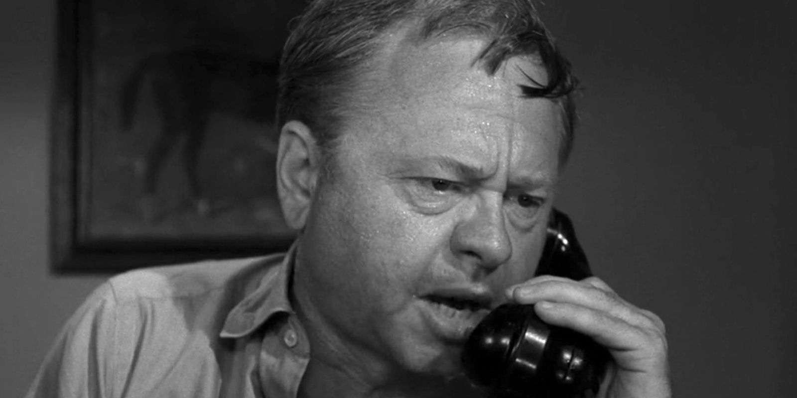 Mickey Rooney preocupado ao telefone em The Twilight Zone