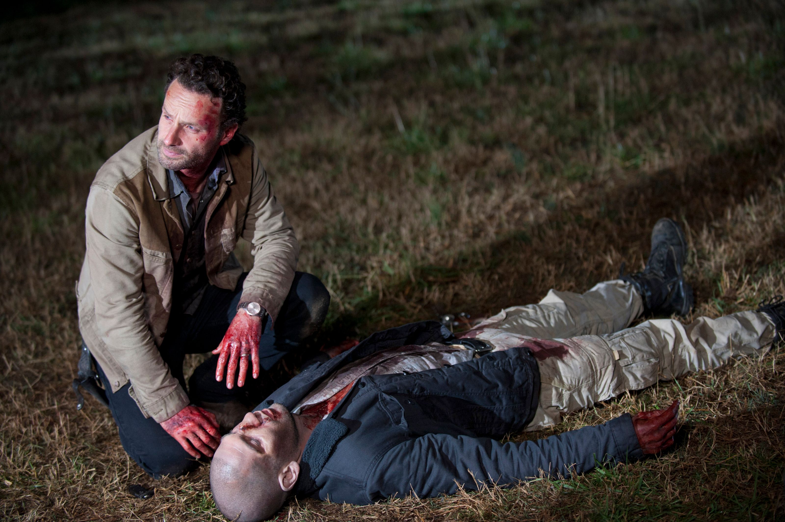 Rick senta ao lado do corpo de Shane em The Walking Dead