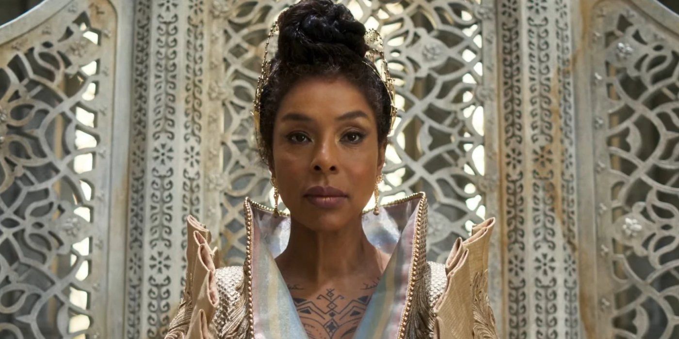 Siuan Sanche, played by Sophie Okonedo, wearing a white and gold dress in The Wheel of Time Season 3