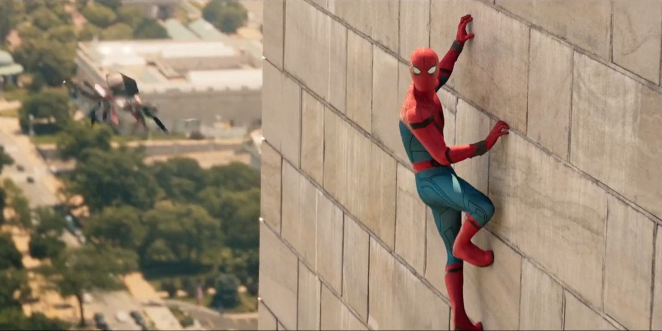 Spider-man climbs the Washington monument in Spider-man Homecoming