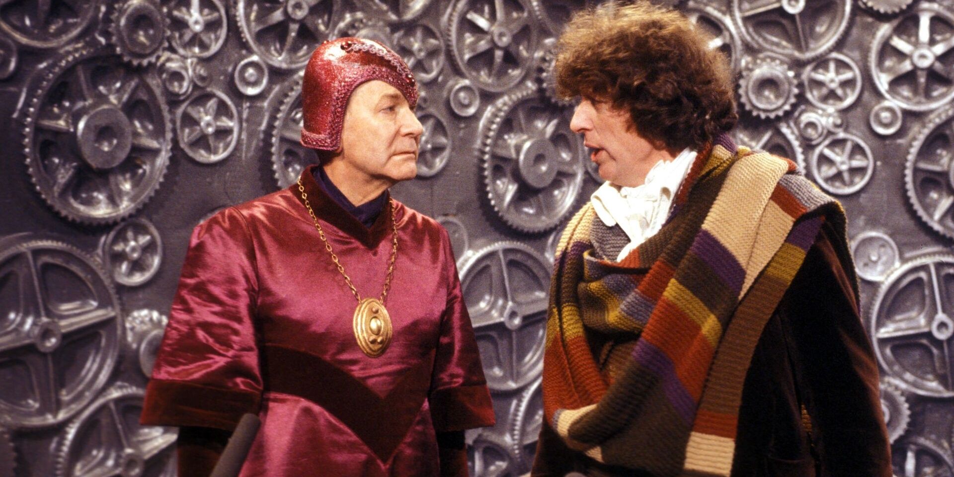 O Quarto Doctor discute a invasão de Gallifrey pelos Sontarans com um Time Lord em Doctor Who: The Invasion Of Time.