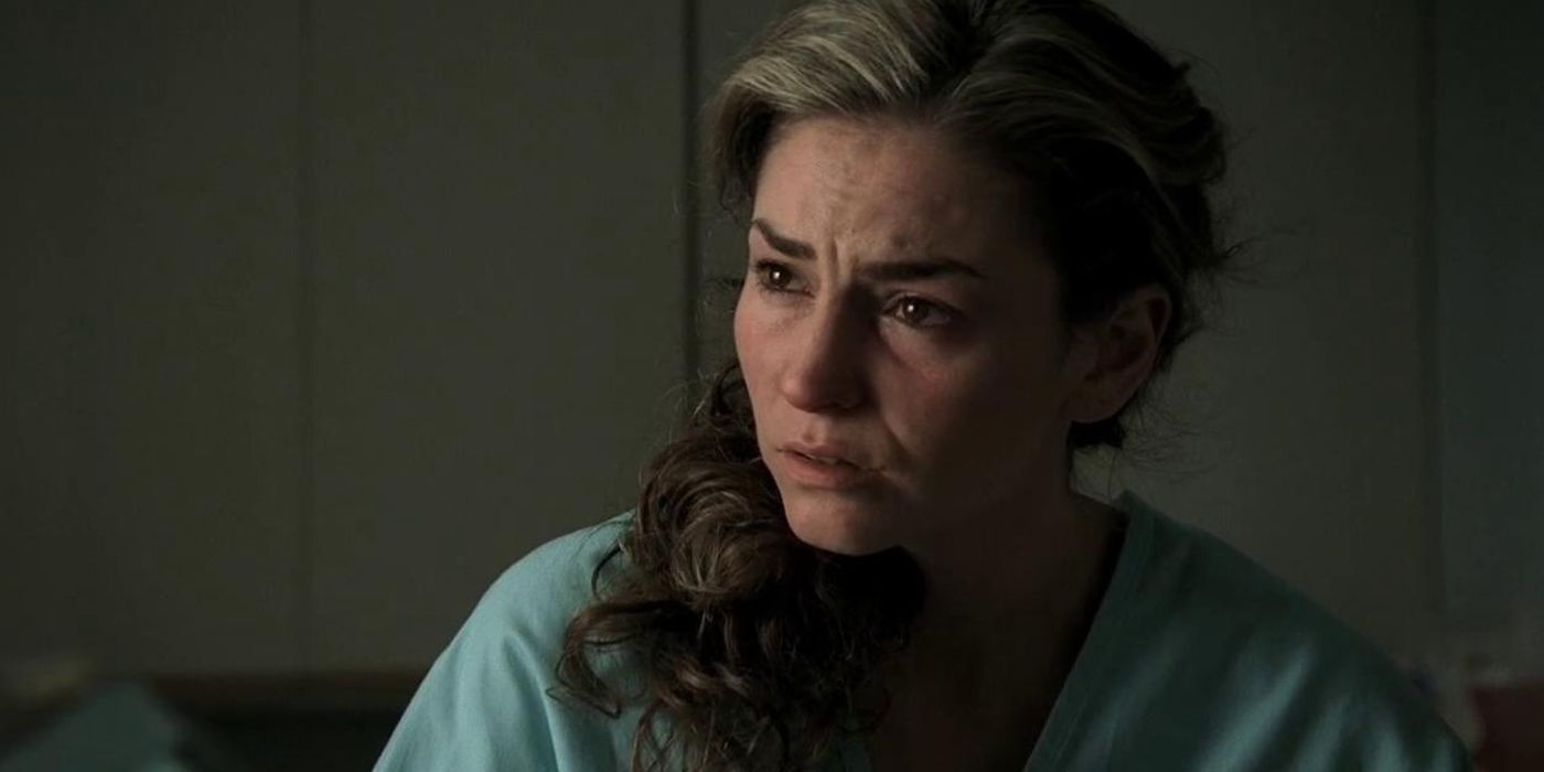 Adriana La Cerva parece chateada com o médico na 5ª temporada de The Sopranos