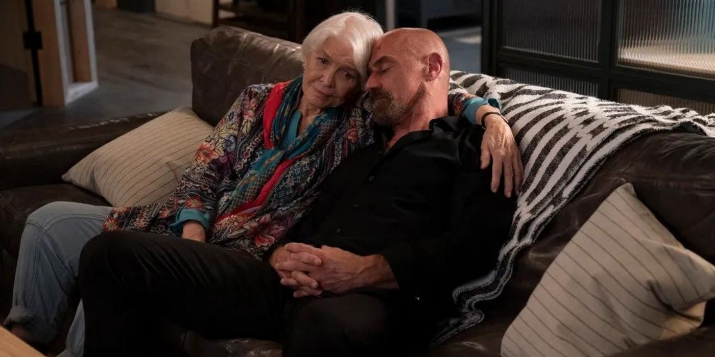 Ellen Burstyn as Bernie Stabler sits on a couch with Christopher Meloni as Elliot Stabler on Law & Order: Organized Crime