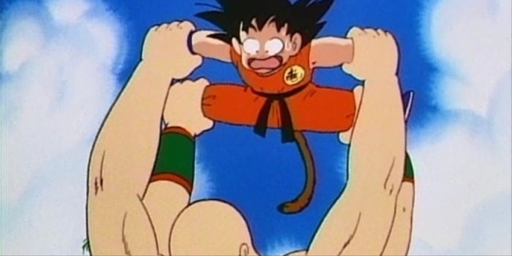 Tien restringe Goku com os braços de Quatro Bruxas em Dragon Ball.