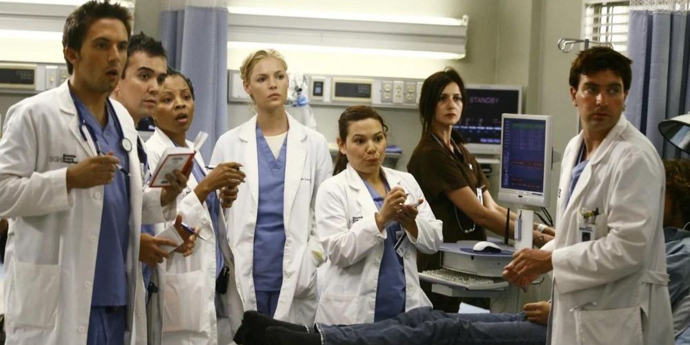 Group of Interns stands in the ER with Katherine Heigl as Izzie Stevens on Grey's Anatomy