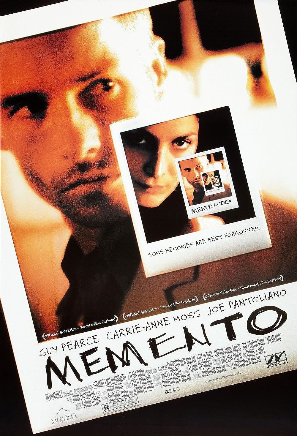 Guy Pearce e Carrie-Anne Moss no pôster Memento