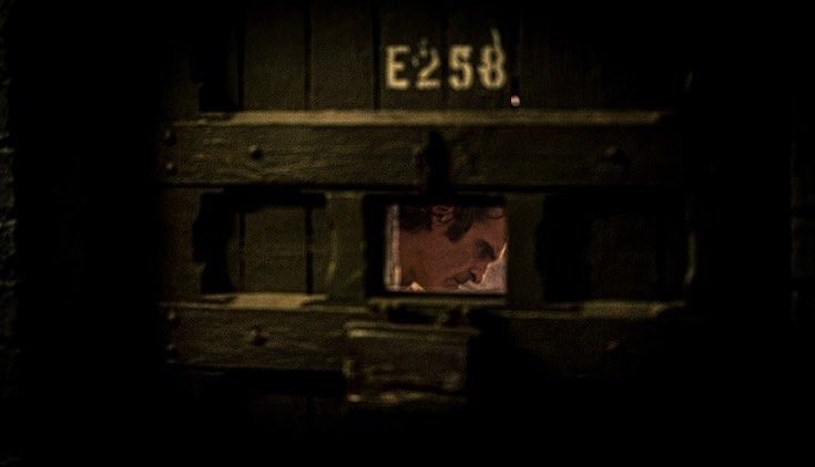 Arthur Fleck (Joaquin Phoenix) em confinamento solitário em Coringa: Folie à Deux