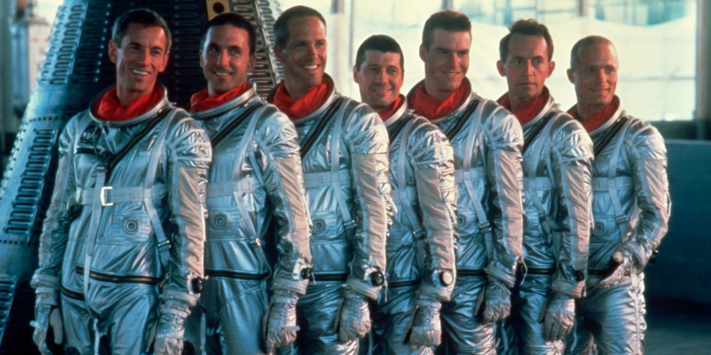 Os astronautas do Mercury Seven fazem fila para uma foto em The Right Stuff