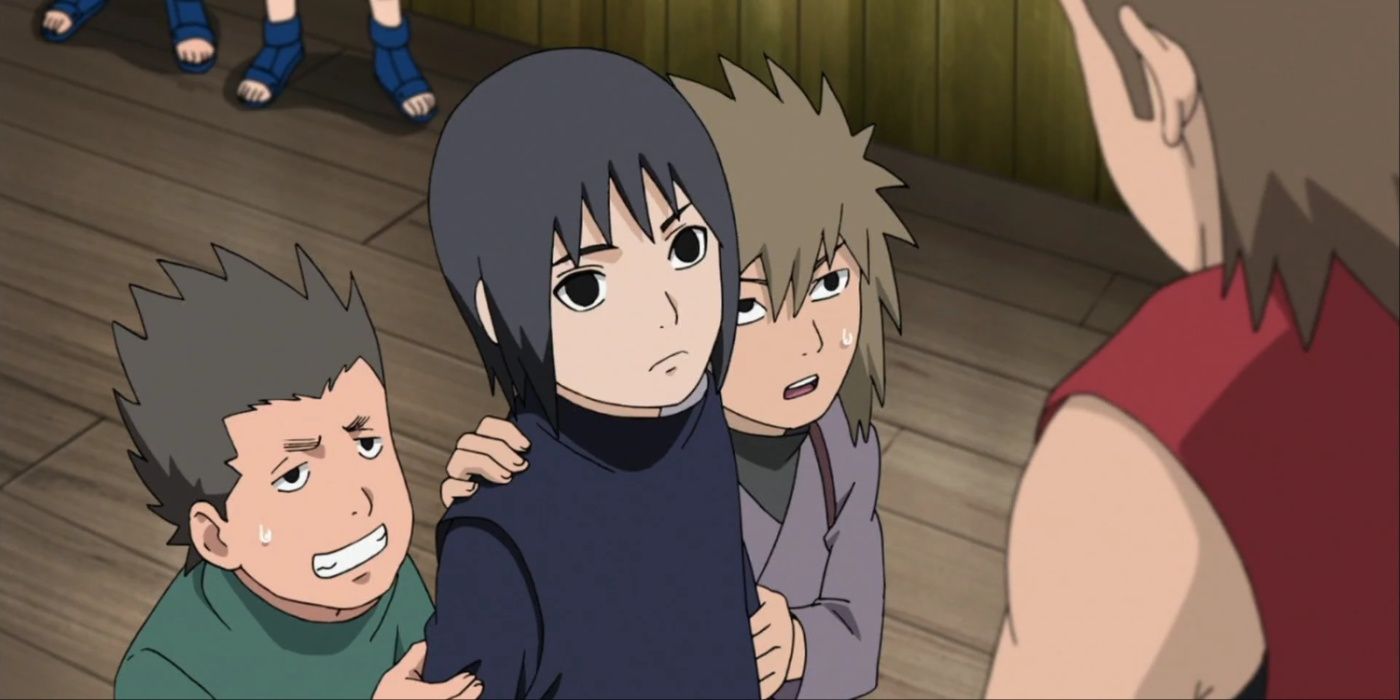 O jovem Itachi sendo confrontado como um estudante da academia em Naruto